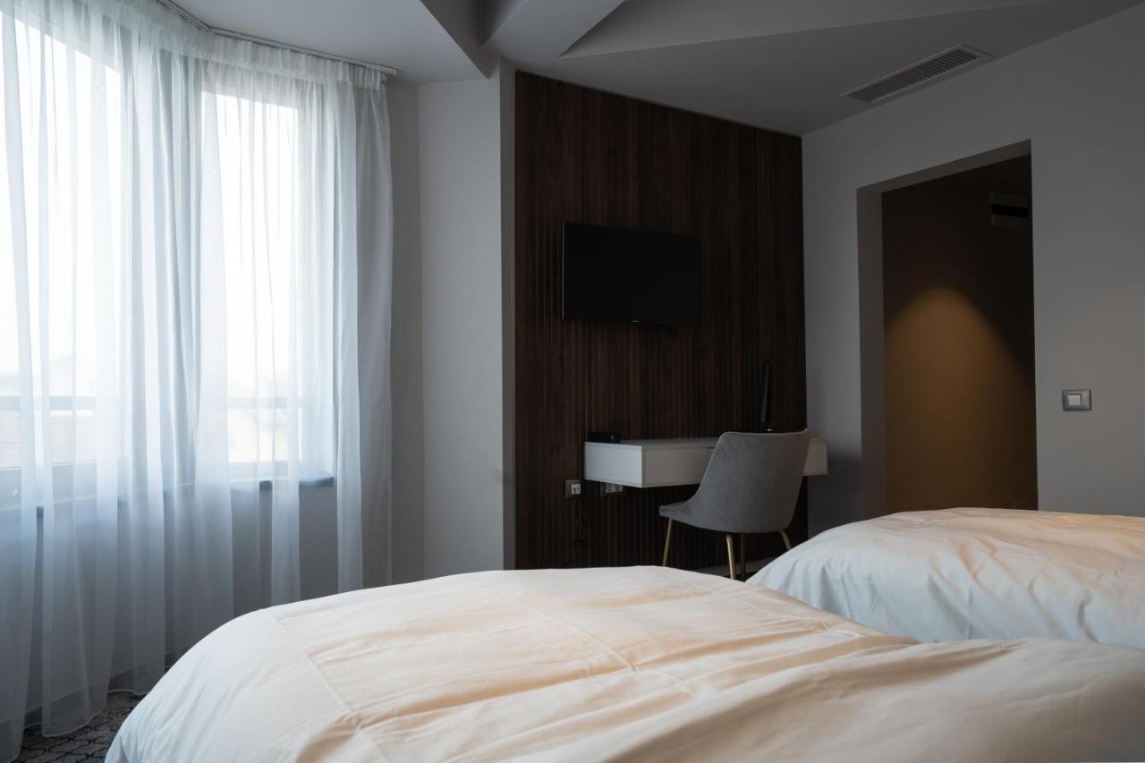 Hotel Cristal Cluj-Napoca Ngoại thất bức ảnh