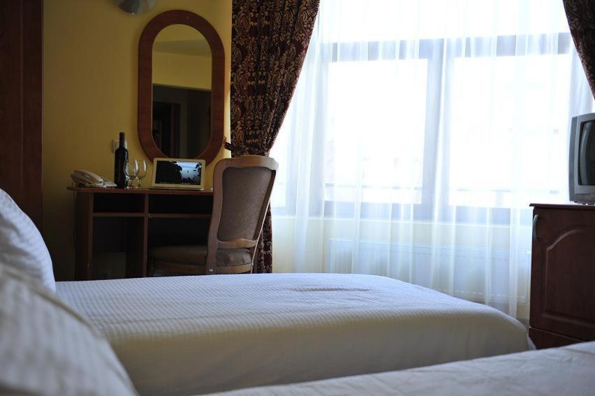 Hotel Cristal Cluj-Napoca Ngoại thất bức ảnh