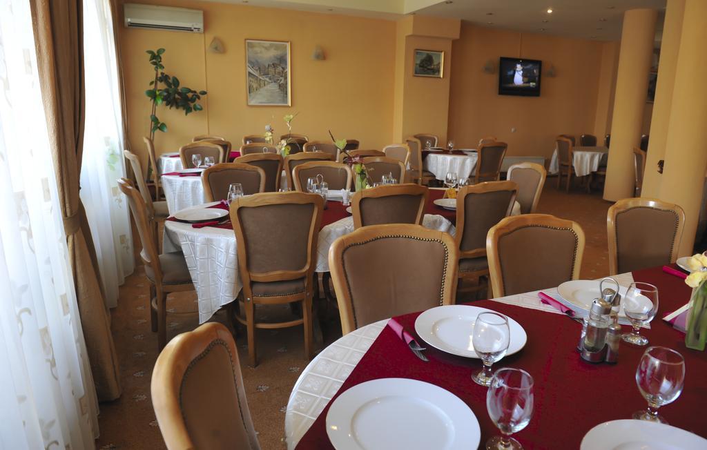 Hotel Cristal Cluj-Napoca Ngoại thất bức ảnh