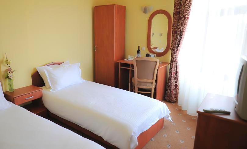 Hotel Cristal Cluj-Napoca Ngoại thất bức ảnh